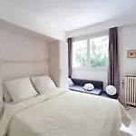 Paris 17 Apartment Ideal For Long Stays And Easy Living